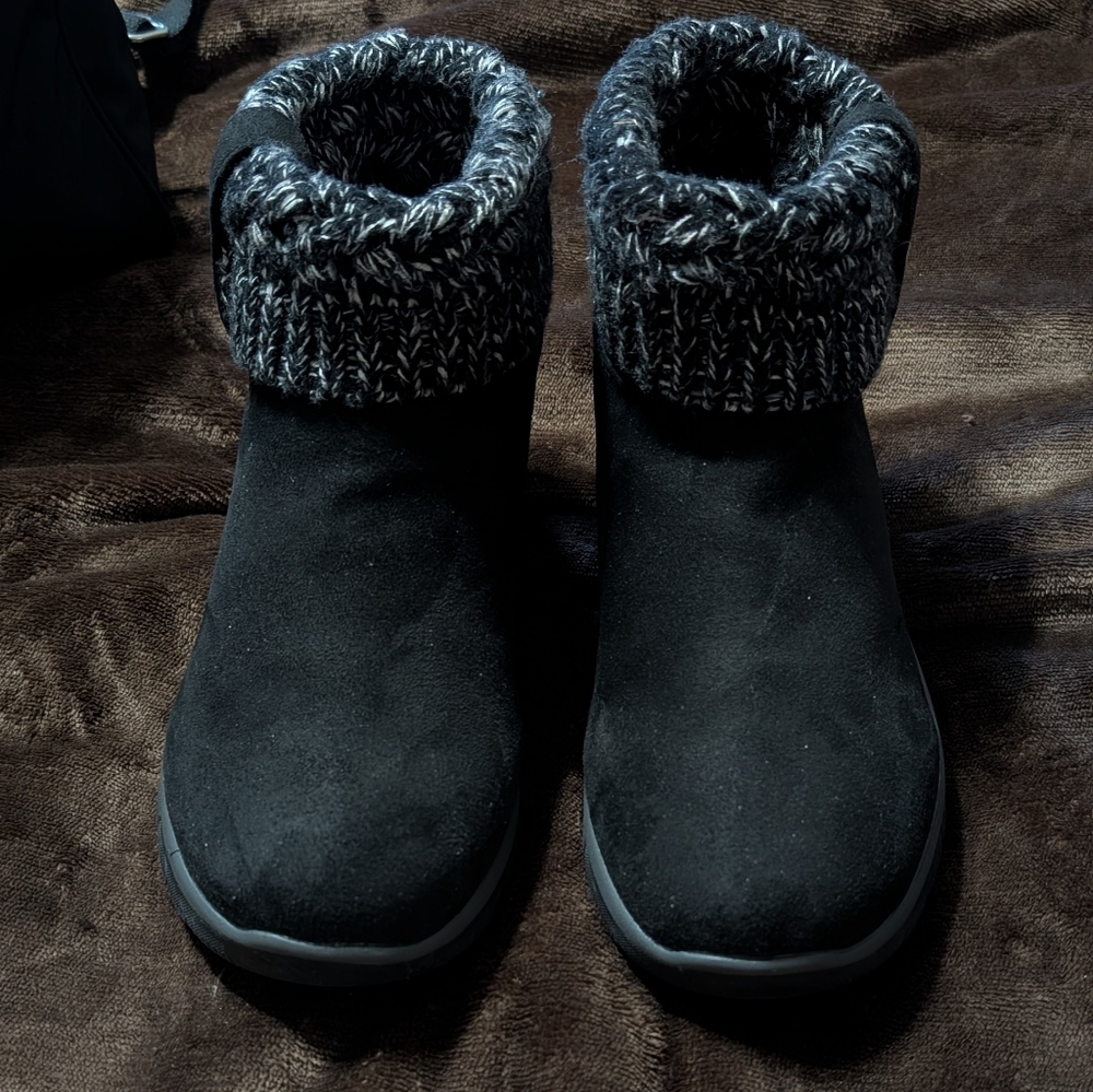BRAND NEW! Skechers Black Cozy Ankle Boots Size 8.5, Selling Because Too Little
